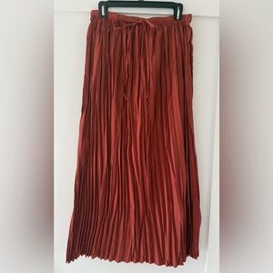 Modern Citizen Pleated Maxi Skirt in Hibiscus